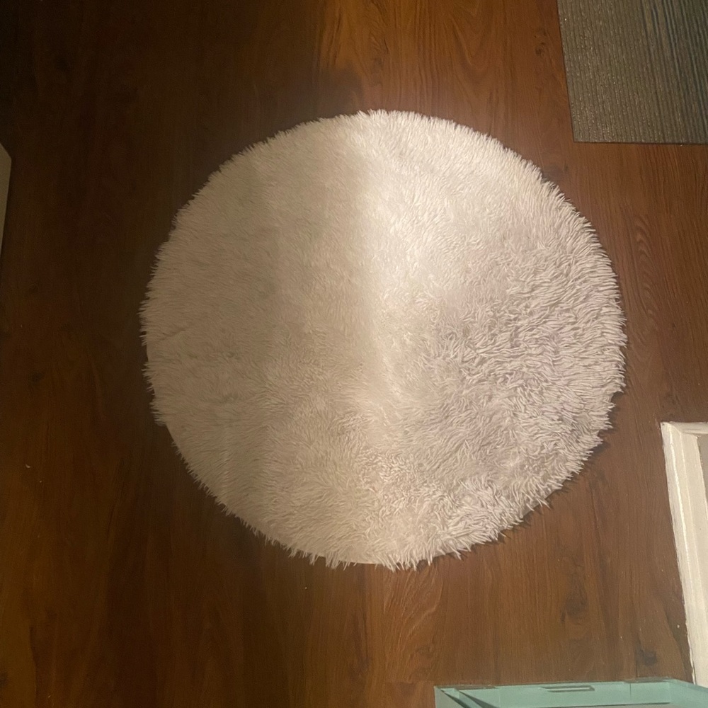 White small circle rug